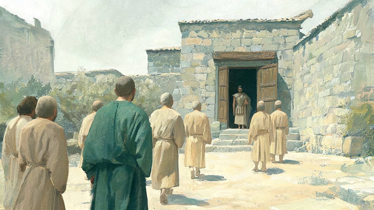 청록 옷을 입은 사람과 일행이 등을 보인 채 돌집 쪽으로 걸어가는 그림. 열린 나무 문 안쪽에 로마 군인 차림의 사람이 나오지 않고 서 있고, 문 앞 계단 가까이에 두 사람이 일행 쪽으로 가고 있다